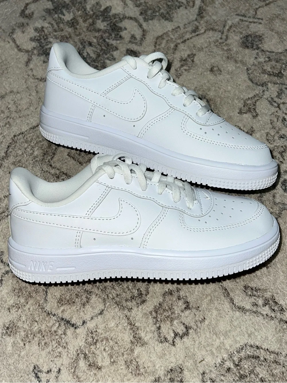 Kids’ White Nike Air Force 1 LE sneakers